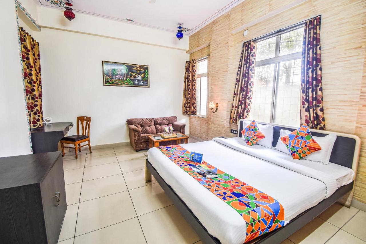Fabhotel Everest International ウダイプル エクステリア 写真
